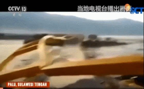 印尼强震引发海啸 帕卢标志性跨海大桥断为数段