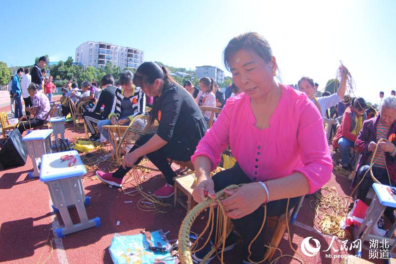 湖北十堰：编织大赛显身手 脱贫致富有动力