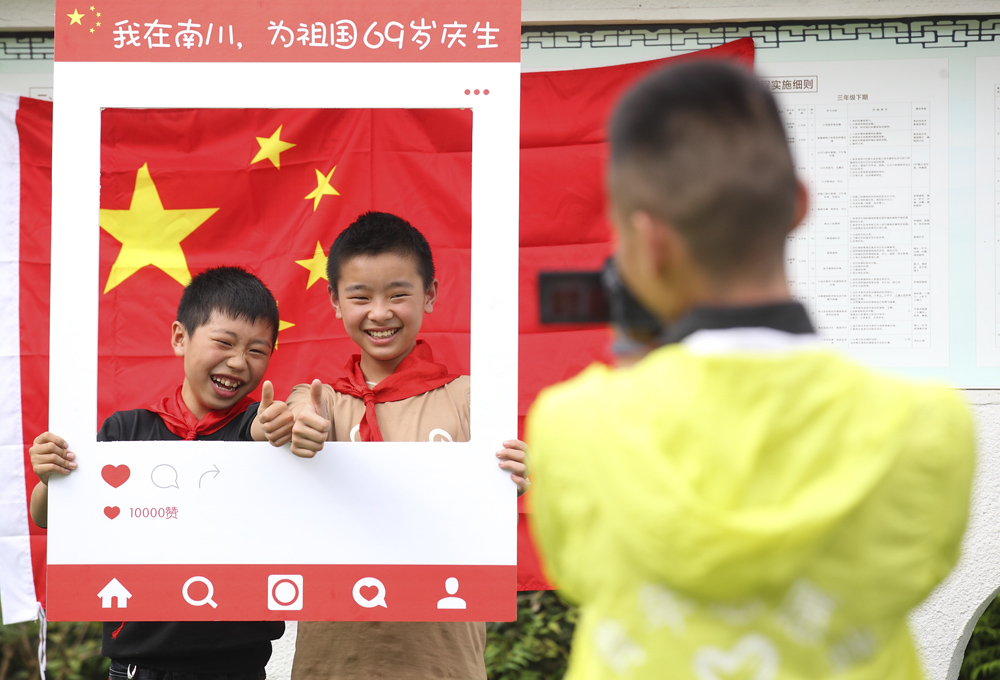【焦点图】南川区志愿者组织活动喜迎国庆佳节