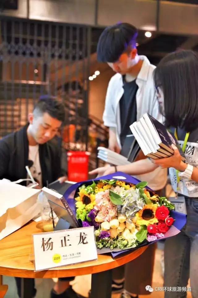 七嘴八舌趣旅行：没钱没闲去旅行时，适合阅读什么？听旅游卫视主持人杨正龙怎么说