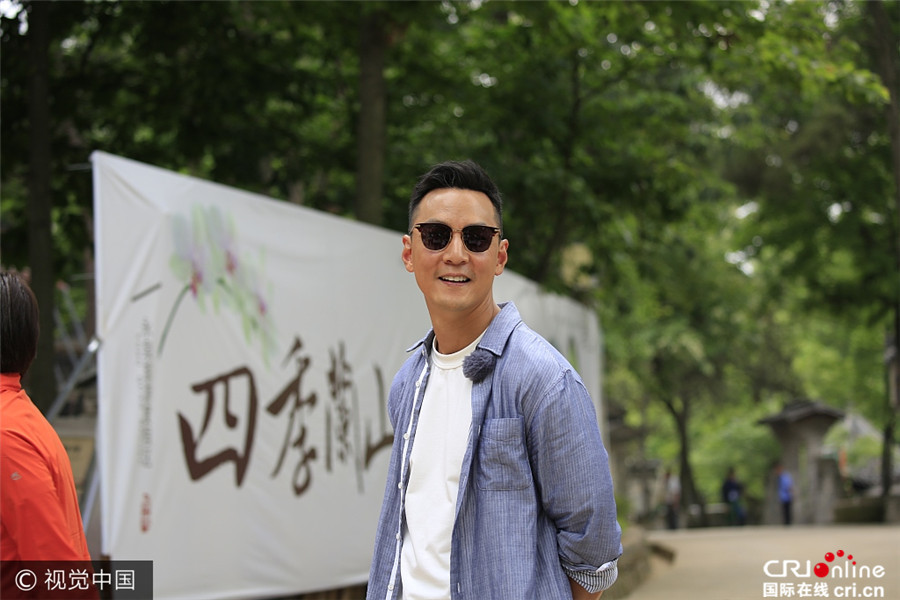 42岁吴彦祖低调录真人秀 衬衣随性帅气发型酷炫