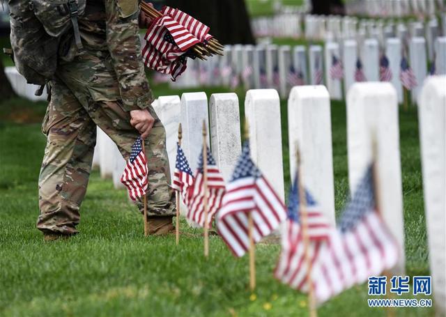 现役美军为阵亡将士插旗(组图)