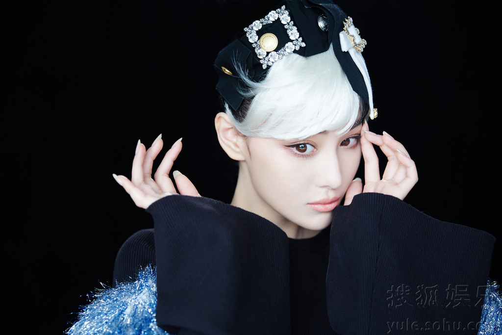 张馨予银发造型似精灵 嘟嘴wink美翻