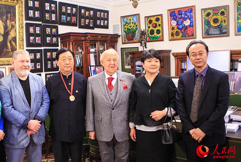 中国国家博物馆馆长吕章申被授予“俄艺术科学院荣誉院士”和“苏里科夫美术学院名誉教授”称号