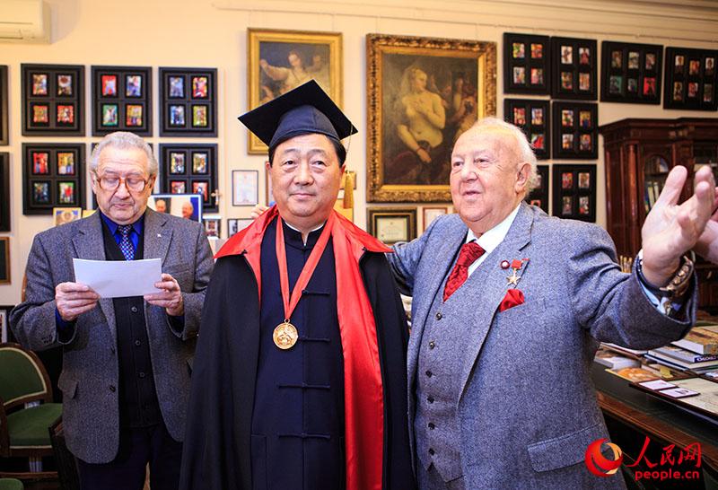 中国国家博物馆馆长吕章申被授予“俄艺术科学院荣誉院士”和“苏里科夫美术学院名誉教授”称号