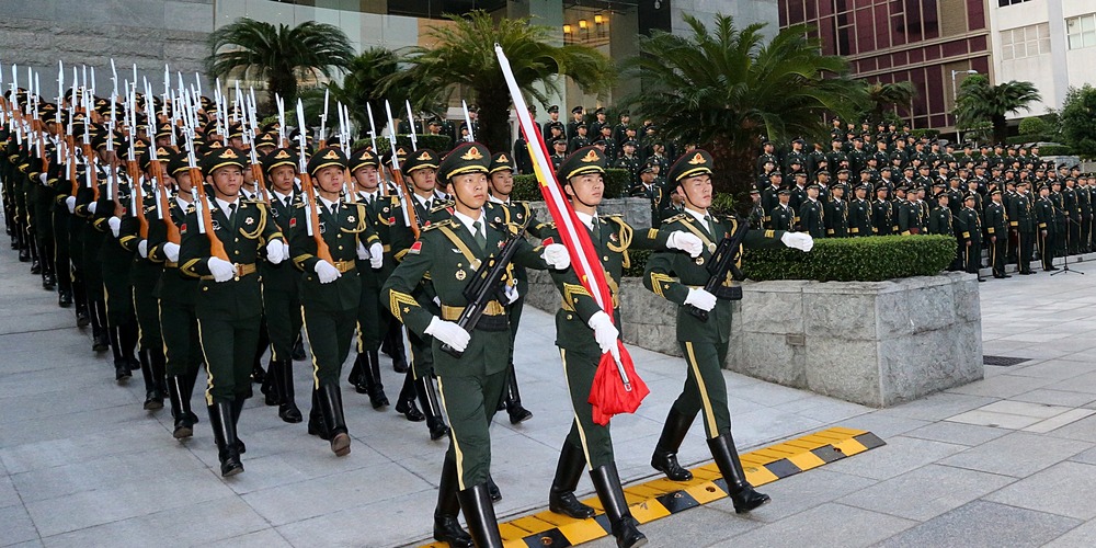 驻澳门部队升国旗庆祝新中国成立69周年