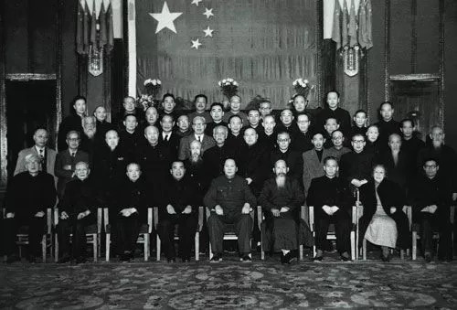 1949年10月,中央人民政府委员会部分委员合影