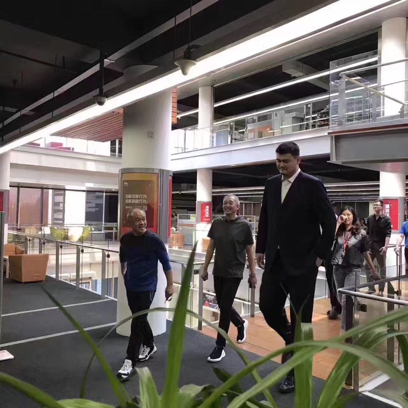 姚明造访李宁公司 同框体操王子