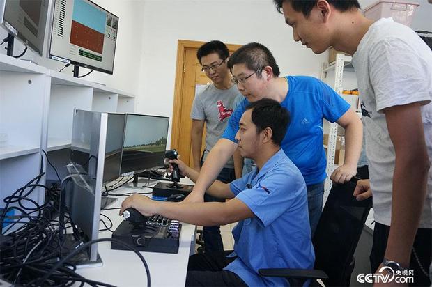 当时于新坐在控制台,看着摄像机回传的无人机飞行画面:笔直的沿着