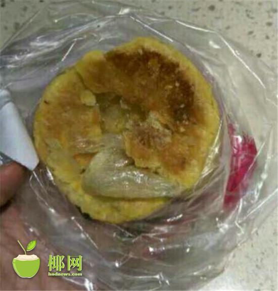 【食品农业】【即时快讯】海口一嘉艺坊店的老婆饼竟吃出了手套