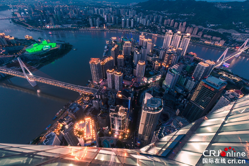 无边栏 客户端【CRI专稿 列表】鸟瞰山城立体夜景 重庆制高点WFC观景台开放