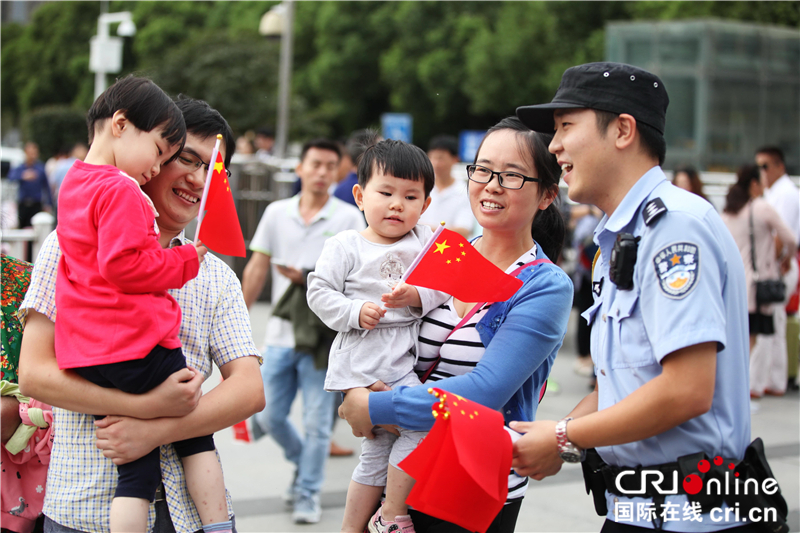 火車站裏國旗飄揚 警民共慶國慶