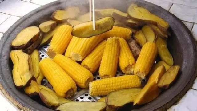 新摘的豆角,又甜又面的红薯,烫嘴的玉米棒子……丰收