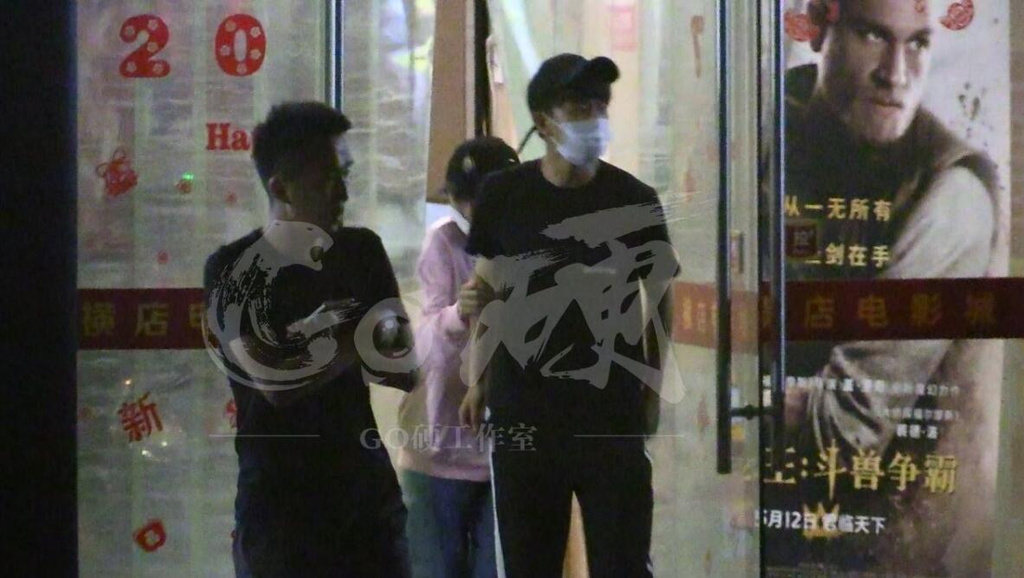 任嘉伦与女友聂欢观影紧牵手