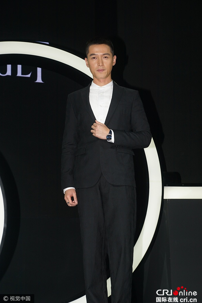 胡歌寸头帅气捞金:暑期打工