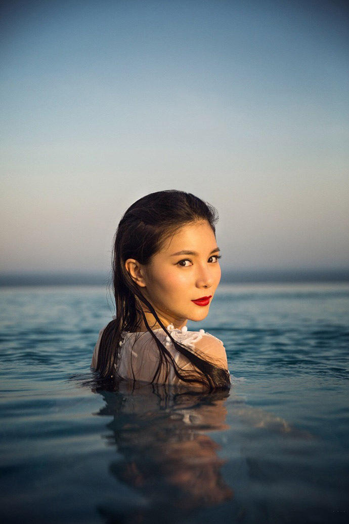 高清:何姿水中婚纱照显妩媚 告白秦凯少不了你