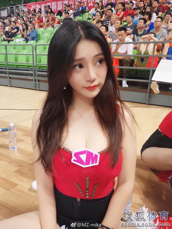 NBL勇胜队拉拉队队长走红 相貌身材似柳岩(图)