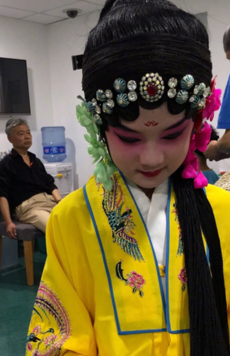 贝儿新造型可爱 陆毅女儿学京剧为新歌打基础？