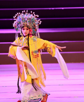 贝儿新造型可爱 陆毅女儿学京剧为新歌打基础？