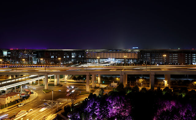 這是國家會展中心(上海)周邊道路的夜景燈光效果(9月30日攝).