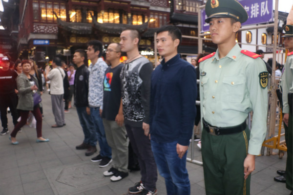 用身体“筑墙”护游客安全 南京路 豫园执勤武警收获“爱的点赞”