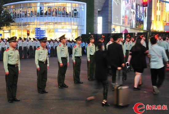 用身体“筑墙”护游客安全 南京路 豫园执勤武警收获“爱的点赞”