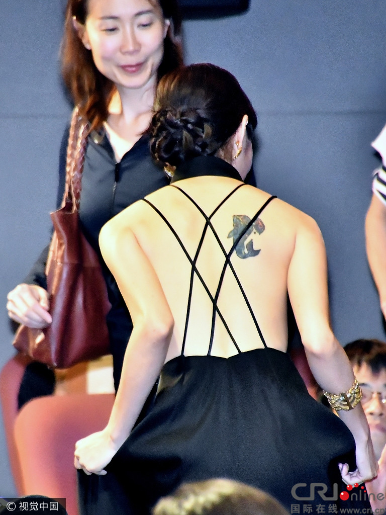 简嫚书日本宣传新片秀美背 鲸鱼纹身抢镜