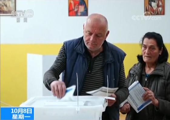波黑当地时间7号举行全国大选,选民将投票选出波黑主席团3名成员和