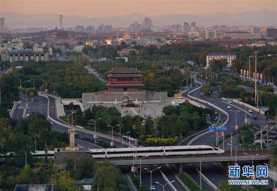 国庆长假最后一天 多地迎来返程高峰