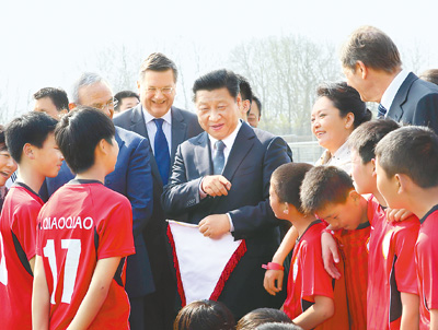 【砥礪奮進的五年】體育強國連著中國夢 定格習近平與青少年在一起的"體育鏡頭"