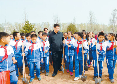 【砥礪奮進的五年】體育強國連著中國夢 定格習近平與青少年在一起的"體育鏡頭"