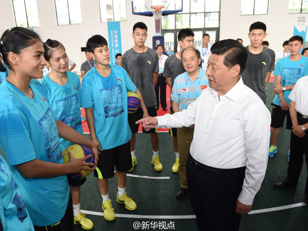 【砥砺奋进的五年】体育强国连着中国梦 定格习近平与青少年在一起的"体育镜头"