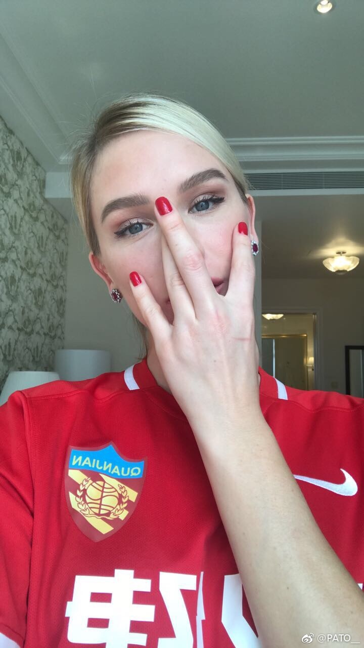 帕托女友穿权健球衣