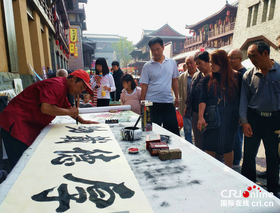 【焦点图-大图】【 移动端-焦点图】【图说4】许昌：国庆佳节逢盛世 曹魏古城迎嘉宾