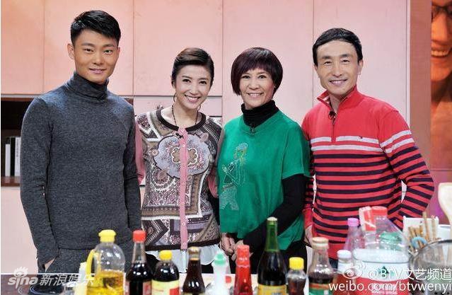 60岁巩汉林全家近照曝光 美艳儿媳妇很抢眼