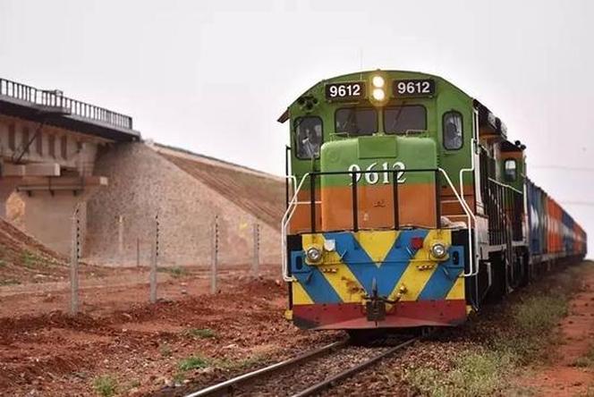 肯尼亚：铁轨上的国家