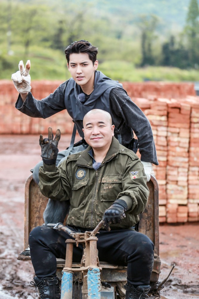 什么情况吴亦凡搬砖赵丽颖跨腿显豪迈