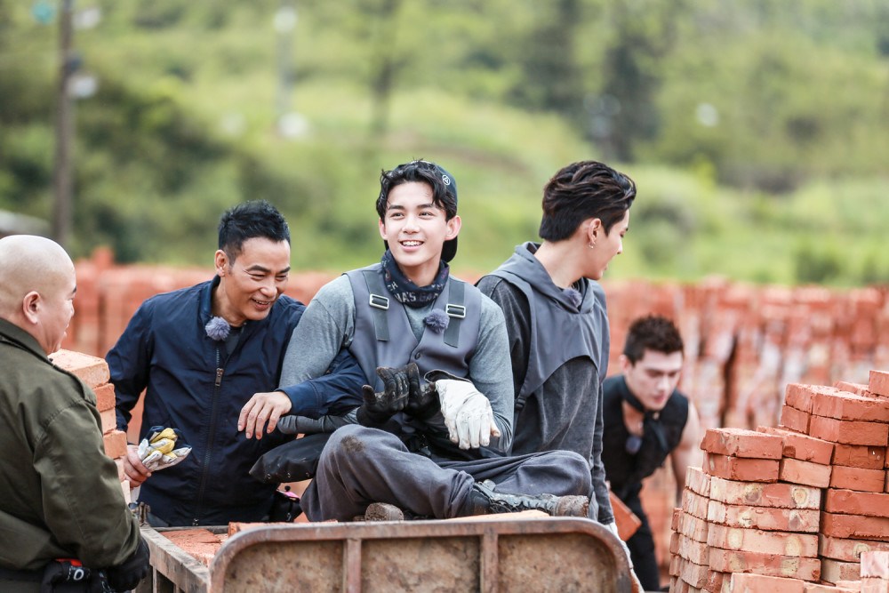 什么情况吴亦凡搬砖赵丽颖跨腿显豪迈