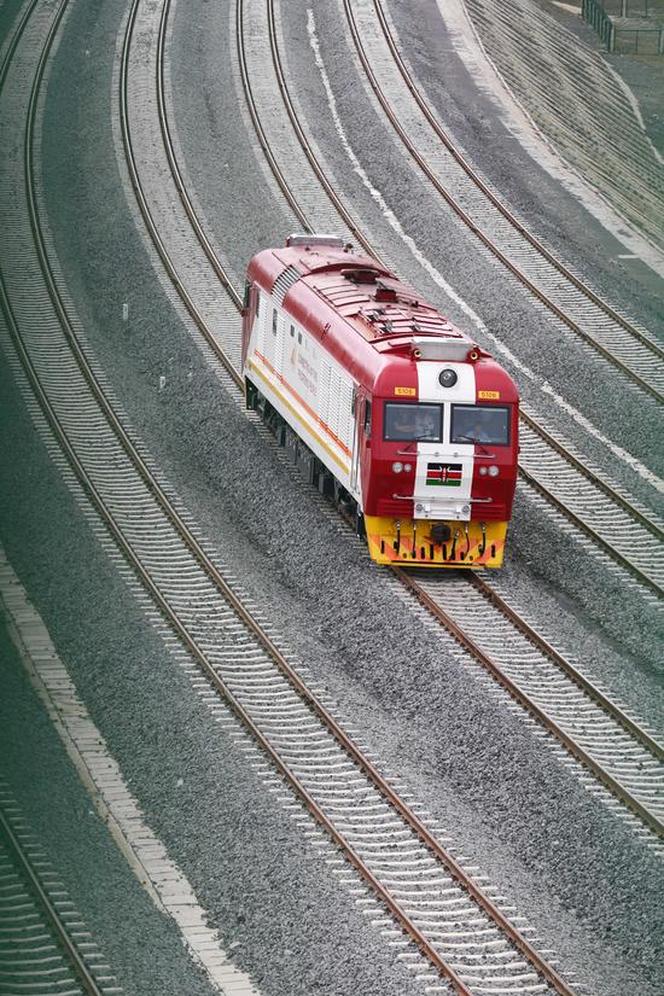 铁路全线采用中国标准设计