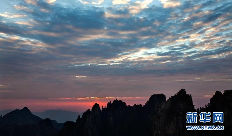 安徽黄山：霞光掩映山色空