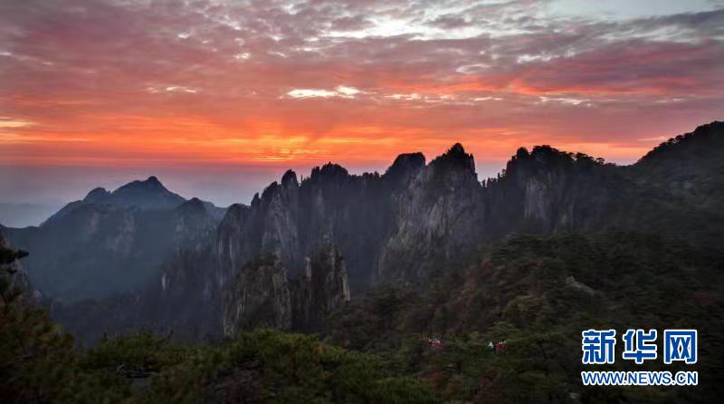 安徽黄山：霞光掩映山色空