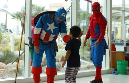 儿童节礼物:擦窗“蜘蛛人”扮蜘蛛侠给病童惊喜 儿童节礼物:擦窗“蜘蛛人”扮蜘蛛侠给病童惊喜