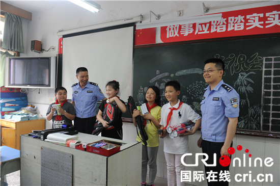 已过审【社会民生】庆“六一” 岗组民警给学生送羽毛球和学习用品