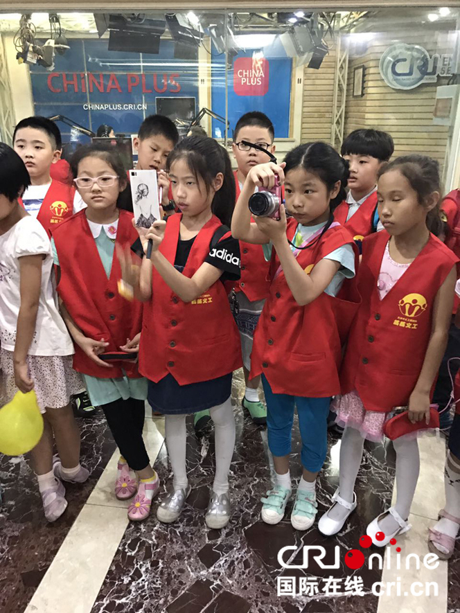 小記者們參觀起來認真的樣子萌萌噠~~