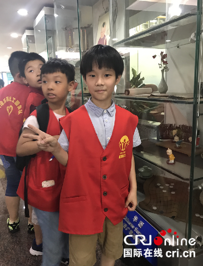 小記者們在參觀間隙還不忘拍照留念