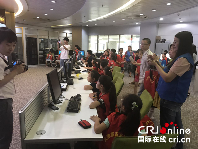 小记者们来到了中国国际广播电台新闻中心媒资大平台