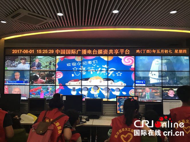 小記者們在新聞中心媒資共享平臺參觀