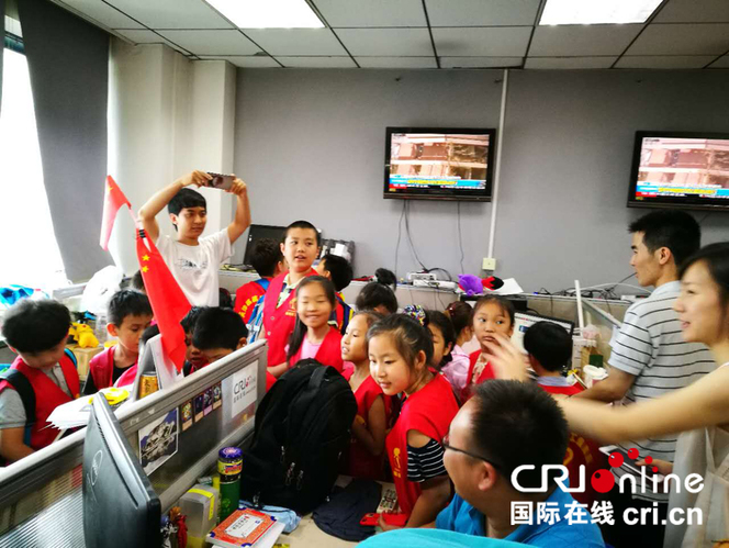 好奇的小天使們來到了國際在線新聞中心的辦公區參觀
