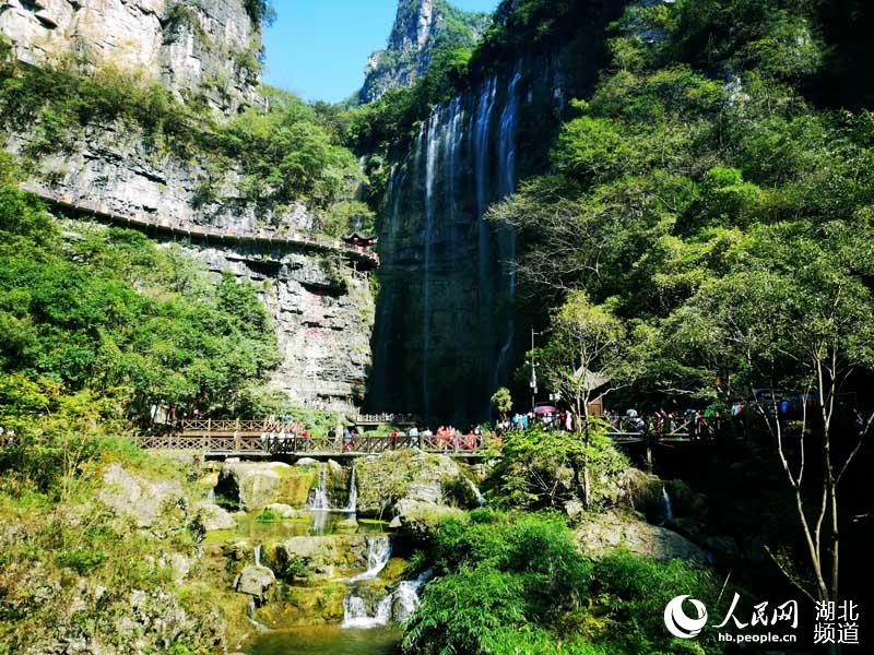 初秋的三峡大瀑布如仙境 中外游客直奔景区