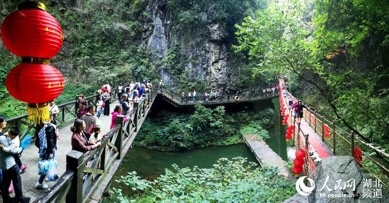 初秋的三峡大瀑布如仙境 中外游客直奔景区